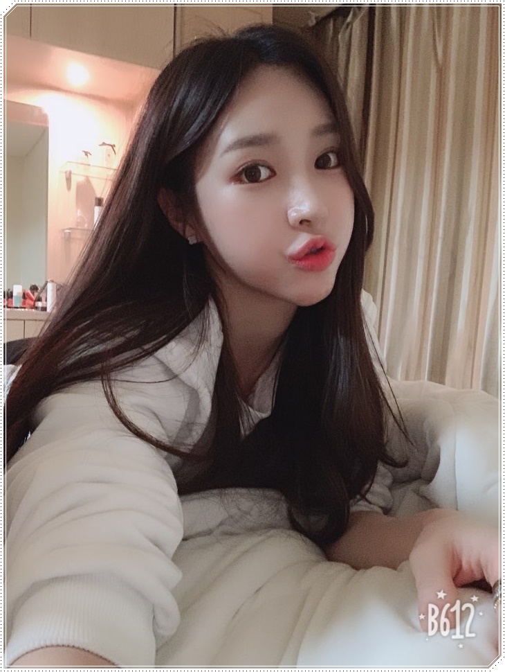 입꼬리올림 미소띈얼굴