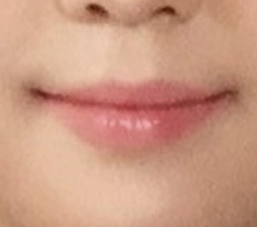 입꼬리하고 증명사진 찍었긩