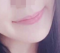 섹시하게 입꼬리가